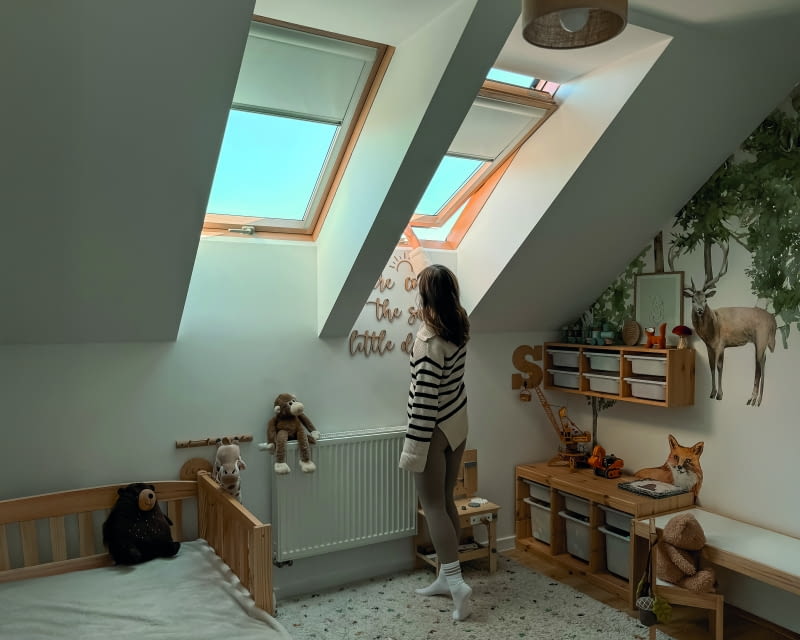 Głównym zadaniem rolet wewnętrznych do okien dachowych jest dekoracja pomieszczenia. Poza tą podstawową funkcją oferują jeszcze wiele udogodnień – tj. chronią przed promieniami UV czy pozwalają kontrolować ilość światła wpadającego do pomieszczenia.