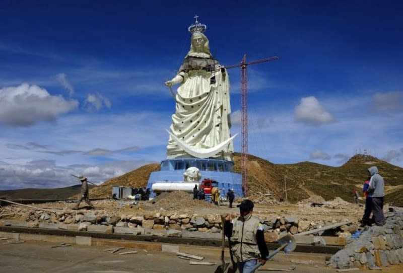 Pomnik Maryi w Boliwii People work at the base of the Virgin of the Socavon (patron saint of miners) statue during its construction at the Santa Barbara hill in the outskirts of the Oruro, some 200 km (124 miles) south of La Paz, January 18, 2013. The statue measures 45 metres (148 feet) in height and stands at 3850 meters (12,631 feet) above sea level. The statue is expected to complete by February 2, 2013 according to its sculptors. REUTERS/David Mercado (BOLIVIA - Tags: RELIGION SOCIETY)