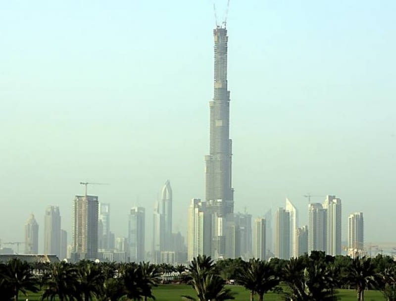 Wieża Dubaju The Burj Dubai tower rises in front of Sheik Zayed highway towers in Dubai, United Arab Emirates, still under construction, Friday, Sept. 14, 2007. The Burj Dubai surpassed Canada's Toronto-based CN Tower on Thursday, which at 1,822 feet, had been the world's tallest free-standing structure since 1976, the developers said. Burj Dubai, the world's tallest building since July, has also become the tallest free-standing structure on earth, reaching 1,822 feet, the developers said. The Dubai Tower's final height is a closely guarded secret, but completion of the concrete, glass and steel structure is expected by the end of 2008. (AP Photo/Kamran Jebreili)