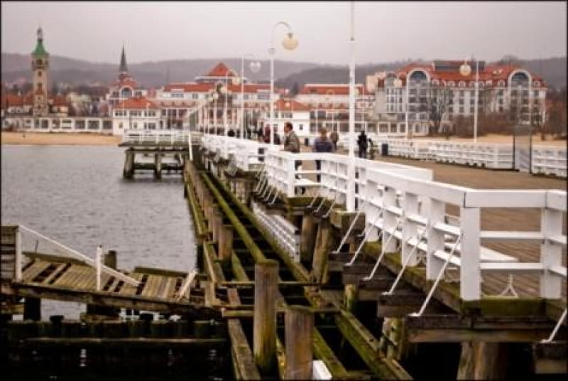 Tak wygląda teraz nabrzeże Sopotu - nad plażą wznoszą się komercyjne hotele pełne pseudohistorycznych wieżyczek i daszków makabryła, centrum, polska architektura, hotel, sopot