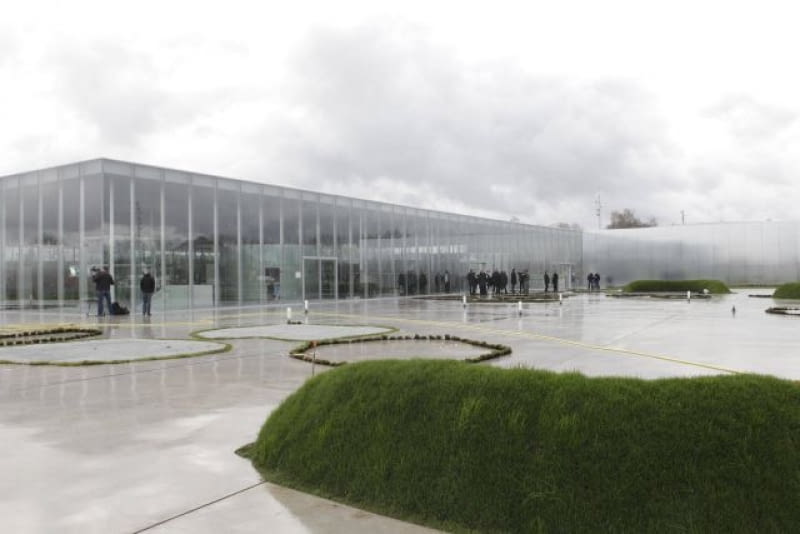 Nowy oddział Luwru. Satelita słynnego muzeum otwarty w górniczym miasteczku Lens Members of the media work at the site of the Le Louvre Lens Museum, by Japanese architects Kazuyo Sejima and Ryue Nishizawa, on the eve of the inauguration of the museum in Lens, northern France, December 3, 2012. MANDATORY CREDIT Architects Kazuyo Sejima + Ryue Nishizawa SANAA REUTERS/Pascal Rossignol (FRANCE - Tags: SOCIETY MEDIA)