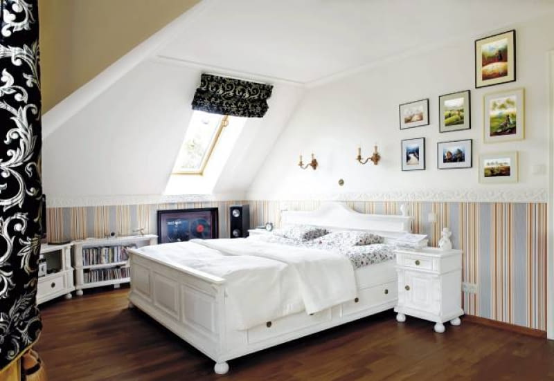 Na pierwszy rzut oka - jednorodny stylistycznie wystrój. Jednak uważny obserwator dostrzeże kompromisowe podejście gospodarzy. Na przykład porcelanowy świecznik w kształcie aniołka zdradza gust pani domu, a prosty budzik, płyta Milesa Davisa oprawiona w czarną ramę i sprzęt grający świadczą o zainteresowaniach jej męża. Na pierwszy rzut oka - jednorodny stylistycznie wystrój. Jednak uważny obserwator dostrzeże kompromisowe podejście gospodarzy. Na przykład porcelanowy świecznik w kształcie aniołka zdradza gust pani domu, a prosty budzik, płyta Milesa Davisa oprawiona w czarną ramę i sprzęt grający świadczą o zainteresowaniach jej męża.
