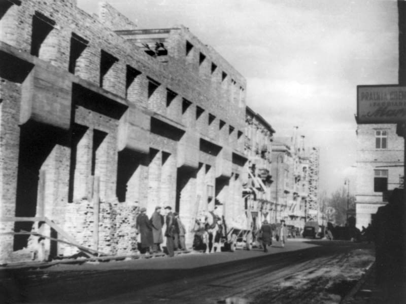 Skrzyżowanie ul. Nowy Świat z ul. Chmielną, 1948 Skrzyżowanie ul. Nowy Świat z ul. Chmielną, 1948