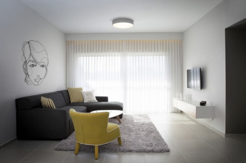 Minimalistyczne mieszkanie w Kefar Sawa (Izrael) - salon. minimalistyczne mieszkanie, jak urządzić mieszkanie, ciekawe mieszkanie, oryginalne mieszkanie