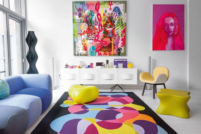 Karim Rashid sprzętami z wyjątkowo bogatego portfolio mebluje, dekoruje i oświetla pokoje. - Wierzę, że design może uczynić nasze życie bardziej poetyckim - mówi. Za sofą Kivas lampa Vapor (Studio Italia). Na podłodze dywan z egipskiej manufaktury Oriental Weavers. wnętrza, karim rashid, design