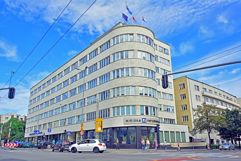 Budynek ZUS, ul. 10 Lutego 24. Zaprojektowany przez Romana Piotrowskiego jako siedziba Zakładu Ubezpieczeń Społecznych, zrealizowany w latach 1935 - 36. Jeden z symboli modernistycznej architektury Gdyni. Po wojnie był siedzibą Polskich Linii Oceanicznych, dziś mieszczą się tu różne firmy i instytucje - m.in. Miejska Informacja Turystyczna Budynek ZUS, ul. 10 Lutego 24. Zaprojektowany przez Romana Piotrowskiego jako siedziba Zakładu Ubezpieczeń Społecznych, zrealizowany w latach 1935 - 36. Jeden z symboli modernistycznej architektury Gdyni. Po wojnie był siedzibą Polskich Linii Oceanicznych, dziś mieszczą się tu różne firmy i instytucje - m.in. Miejska Informacja Turystyczna