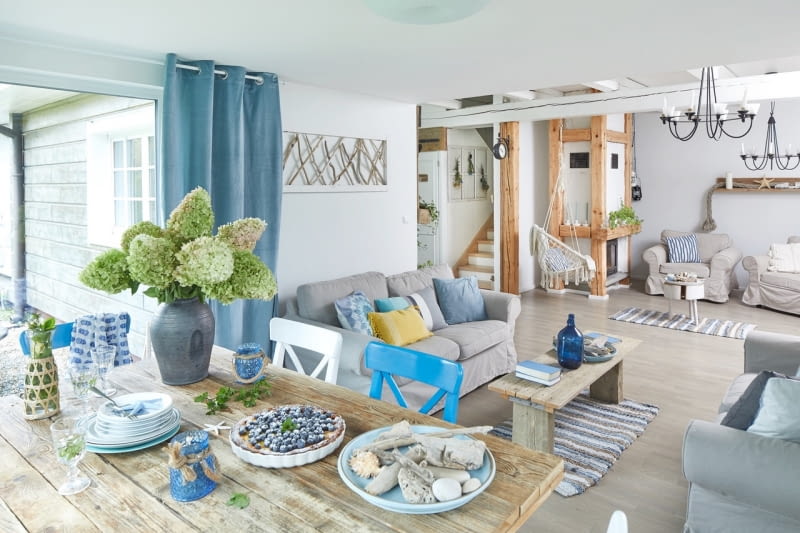 W położonym w jednej z beskidzkich wsi domu, mieszkają cztery osoby: Agnieszka, Szymon i ich dzieci - Łukasz i Amelia oraz pies Omiś i kotka Mimi. Dysponując niewielkim budżetem, krok po kroku, rodzina realizowała marzenia o własnym miejscu na ziemi.