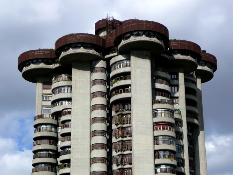 Brutalizm - brutalna architektura. Torres Blancas w Madrycie. Brutalizm - brutalna architektura. Torres Blancas w Madrycie.