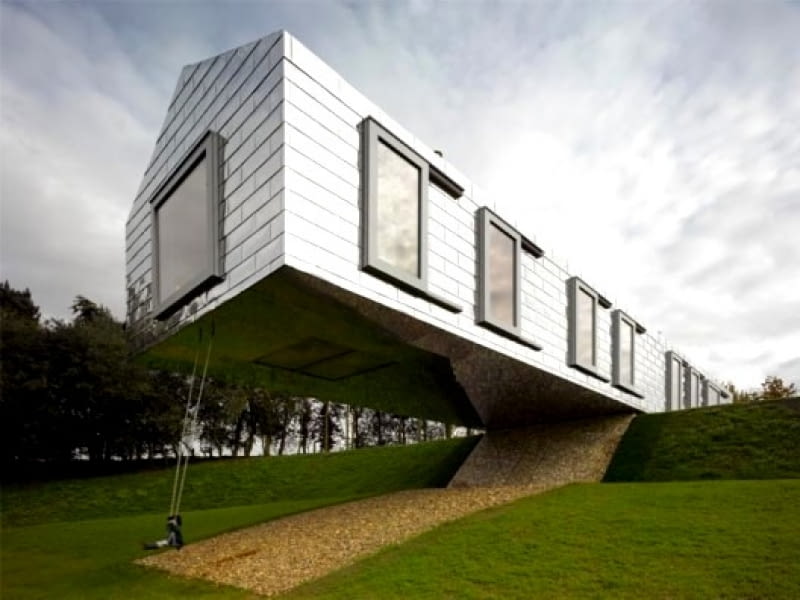 Balancing Barn to najnowsza realizacja holenderskiego biuro MVRDV. Zwisająca bryła znajduje się w małej wiosce w Wielkiej Brytanii. I ty możesz zamieszkać w Balancing Barn. wielka brytania, dom, nietypowe, mvrdv