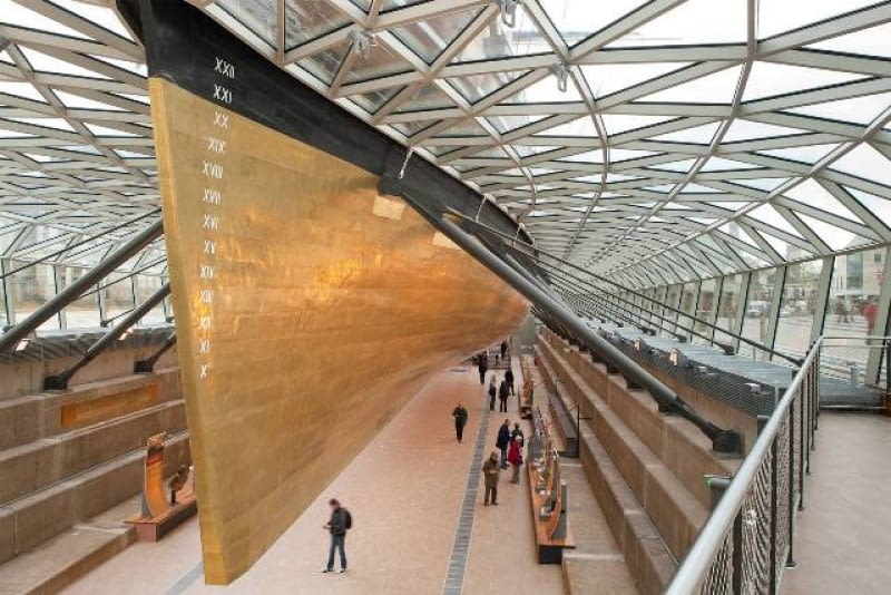 Odrestaurowany przez sir Nicholasa Grimsahawa kliper herbaciany Cutty Sark wzbudził liczne kontrowersje. Zyskał nawet mało chwalebny tytuł angielskiej Makabryły roku 2012. Odrestaurowany przez sir Nicholasa Grimsahawa kliper herbaciany Cutty Sark wzbudził liczne kontrowersje. Zyskał nawet mało chwalebny tytuł angielskiej Makabryły roku 2012.