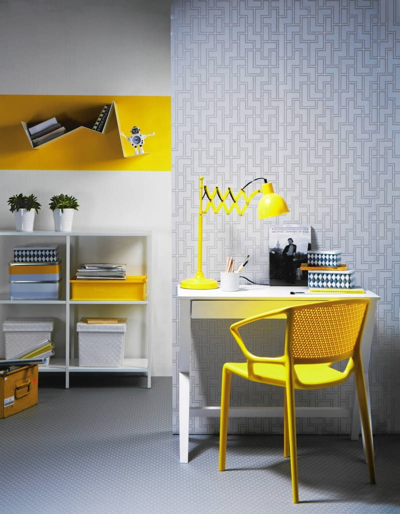 MEBLE: Biurko - 890 zł, półka - 399 zł, Le Pukka; regał - 199 zł, IKEA; krzesło - 394 zł, Dado Design. POZOSTAŁE: Na biurku: lampa - 139 zł, Meble Vox; pojemnik (biały) - 75 zł, Mint Grey; pojemniki (wzorzyste, jeden na regale) - 179 zł/3 szt., Malabelle; obrazek - 119 zł, Reset; Na regale: osłonki na doniczki - 20 zł/szt., rośliny doniczkowe - 28 zł/szt., Łodyga; pudełka (wyplatane) - 30 zł/szt., Tiger; pudełka (z napisem) - 73 zł/szt., Fabryka Form; pojemnik (żółty) - 53 zł, Meble Vox; zegar (na półce) - 44 zł, Meble Vox; skrzynka - 390 zł, Warsztat Woni; folia do pakowania (w skrzynce) - 6 zł/rulon, Tiger. NA ŚCIANACH: farby Antyczny marmur i Egzotyczne curry - 81 zł/5 l, Dulux; tapeta - 69 zł/rolka, Leroy Merlin. MEBLE: Biurko - 890 zł, półka - 399 zł, Le Pukka; regał - 199 zł, IKEA; krzesło - 394 zł, Dado Design. POZOSTAŁE: Na biurku: lampa - 139 zł, Meble Vox; pojemnik (biały) - 75 zł, Mint Grey; pojemniki (wzorzyste, jeden na regale) - 179 zł/3 szt., Malabelle; obrazek - 119 zł, Reset; Na regale: osłonki na doniczki - 20 zł/szt., rośliny doniczkowe - 28 zł/szt., Łodyga; pudełka (wyplatane) - 30 zł/szt., Tiger; pudełka (z napisem) - 73 zł/szt., Fabryka Form; pojemnik (żółty) - 53 zł, Meble Vox; zegar (na półce) - 44 zł, Meble Vox; skrzynka - 390 zł, Warsztat Woni; folia do pakowania (w skrzynce) - 6 zł/rulon, Tiger. NA ŚCIANACH: farby Antyczny marmur i Egzotyczne curry - 81 zł/5 l, Dulux; tapeta - 69 zł/rolka, Leroy Merlin.