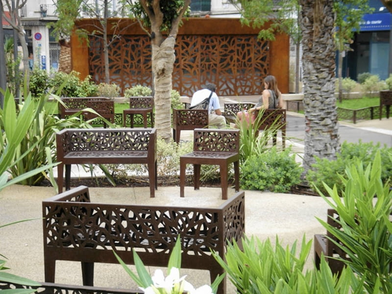 Zardzewiałe ławki - nadają industrialnego charakteru temu zielonemu wnętrzu.