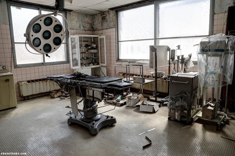 Opuszczony szpital znajduje się na wyspie Hokkaido, kilka godzin podróży samochodem od Sapporo. Placówka specjalizowała się w leczeniu metodami niekonwencjonalnymi. Szpital jednak popadł w tarapaty finansowe i kilkanaście lat temu został zamknięty. Opuszczony szpital na wyspie Hokkaido w Japonii