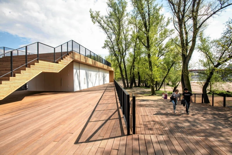 Pawilon plażowy nad Wisłą, w pobliżu Stadionu Narodowego. Od maja będzie go prowadzić właściciel klubu "1500 m2 do wynajęcia". 22.04.2014 Warszawa , Wybrzeze Szczecinskie . Pawilon przy Stadionie Narodowym . Fot. Bartosz Bobkowski / Agencja Gazeta SLOWA KLUCZOWE: Pawilon Stadion Narodowy