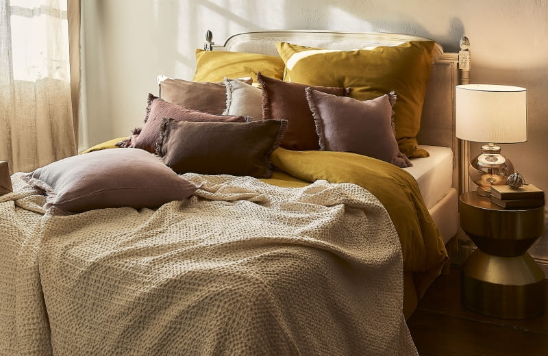 Łatwo stworzysz jesienny nastrój w sypialni, wybierając tekstylia w kolorach brązu i złota.