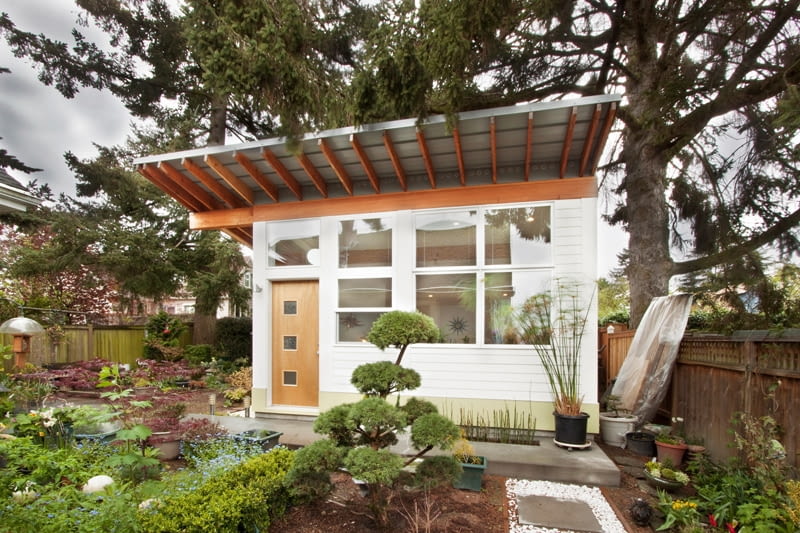 Ten niewielki domek znajduje się w Seattle. Zaprojektowali go architekci z pracowni First Lamp. domek dla gości, letni domek, storczyki, letni dom, dom na lato