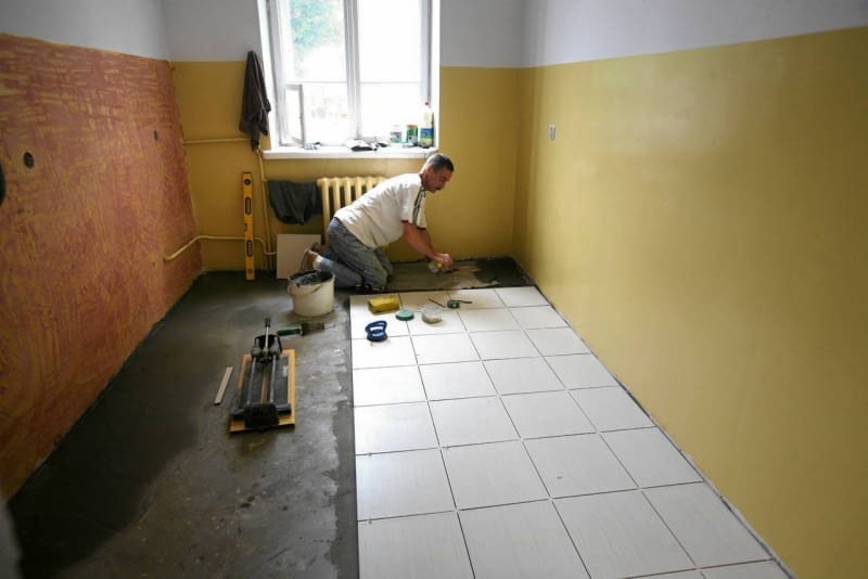 Mieszkanie komunalne dla matki z piątką dzieci, remontowane przez firmę Asko 08.07.2011 BIALYSTOK , MIESZKANIE KOMUNALNE PRZY ULICY FABRYCZNEJ DLA SAMOTNEJ MATKI Z 5 DZIECI REMONTOWANE PRZEZ FIRME " ASKO " . FOT . AGNIESZKA SADOWSKA / AGENCJA GAZETA A SLOWA KLUCZOWE: REMONT SAMOTNA MATKA FIRMA ASKO ULICA FABRYCZNA REMONT MIESZKANIA W REMONCIE ZDJĘCIE DO WKŁADKI: A