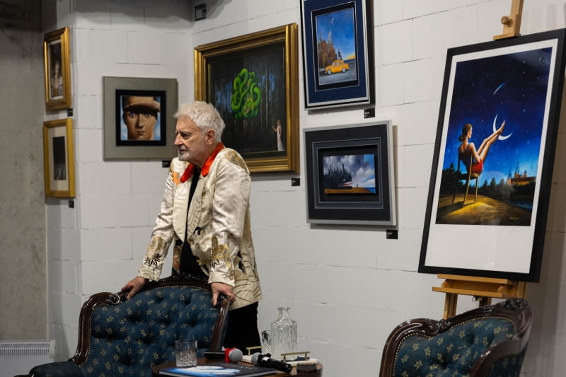 Rafał Olbiński poczas wernisażu wystawy "Desire"