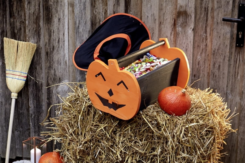 Zrób to sam: Halloween'owy koszyk na słodycze Zrób to sam: Halloween'owy koszyk na słodycze