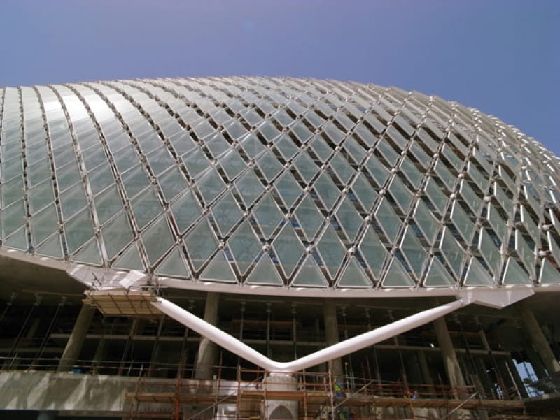 Yas Hotel w Abu Dhabi stanie tuż przy torze Formuły 1. Projekt Asymptote Architecture zjednoczone emiraty arabskie, hotel, asymptote architecture, tor wyścigowy, sport, abu dhabi