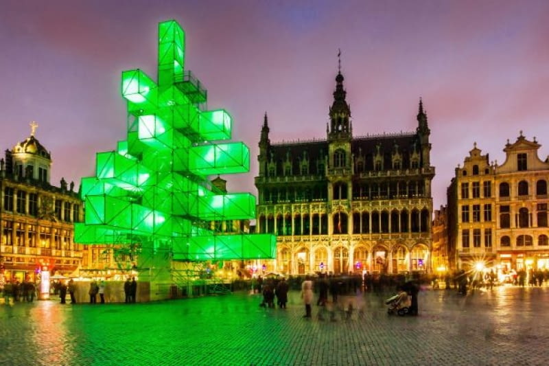 Zamiast tradycyjnej choinki z lasu, Belgowie zdecydowali się w tym roku na abstrakcyjną instalację świetlną, która stanęła na głównym placu Brukseli An abstract light installation replaces the traditional Christmas tree at the Grand Place in Brussels, Saturday Dec. 1, 2012. Traditionally, a 20m (65ft) pine tree from the forests of the Ardennes decorates the city's central square, the Grand Place. This year, it has been replaced with a 25m (82ft) construction. (AP Photo/Geert Vanden Wijngaert)