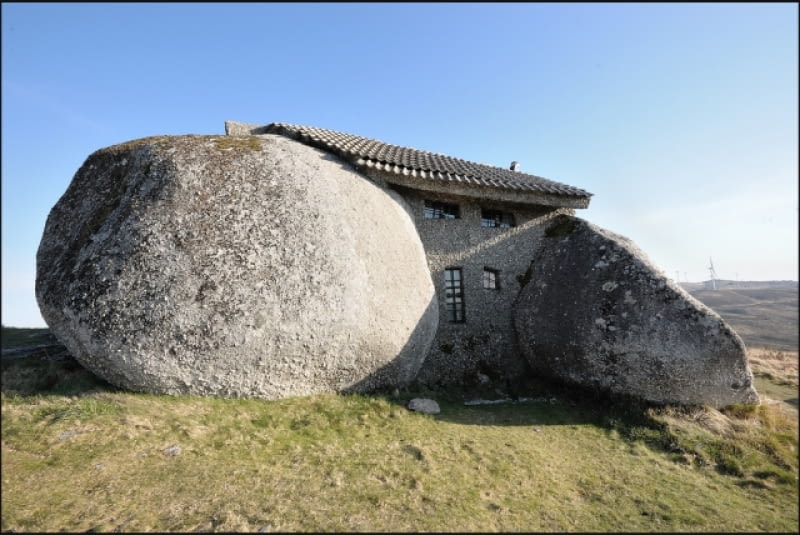 A Casa do Penedo w górach Fafe w północnej Portugalii kamienny dom, flinstone, portugalia, dom