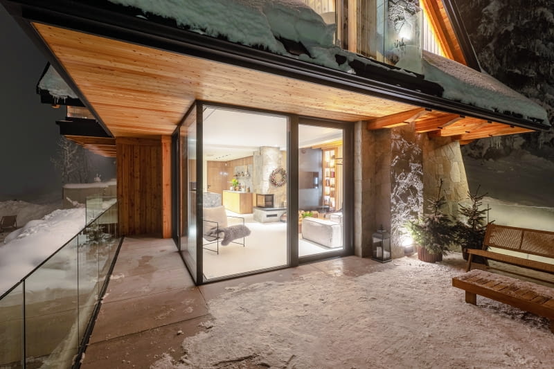 Budowa domu to bardzo ambitne przedsięwzięcie. Nie oznacza to jednak, że nie poradzimy sobie z takim wyzwaniem. Wystarczy solidne przygotowanie – od zapewnienia finansowania, przez wybór istotnych elementów, takich jak okna, aż po dostosowanie projektu domu do naszego stylu życia.