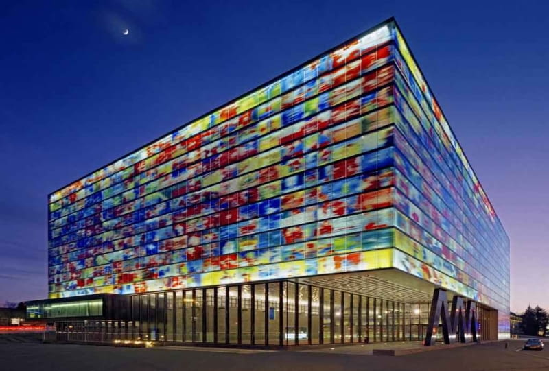 Niderlandzki Instytut Dźwięku i Obrazu w Hilversum w Holandii projektu Neutelings Riedijk Architecten. Z zewnątrz wygląda jak wielki telewizor, w środku jest pełen rzeźbiarskich brył i zadziwiających faktur holandia, nietypowe, biurowiec, muzeum, budynek