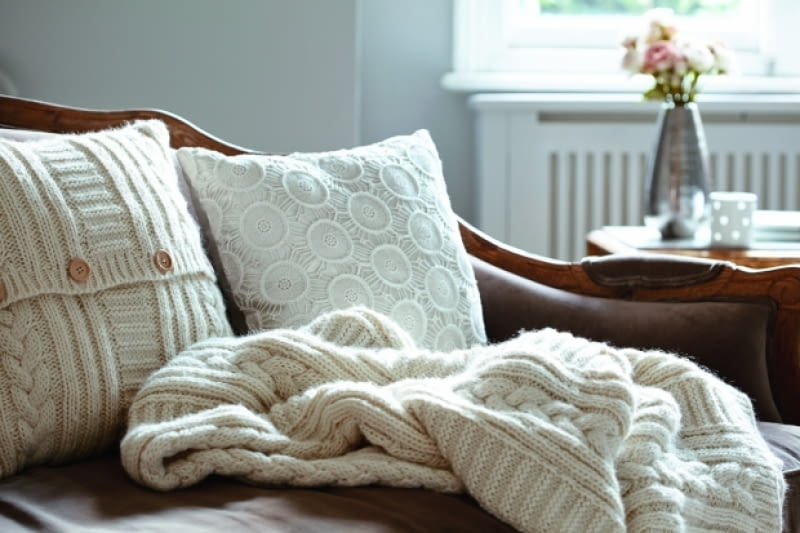 F&F Home: Dzianinowa poduszka - 52,99 zł; Poduszka z haftowanym wzorem - 69,99 zł; Pled dzianinowy - 99,99 zł. F&F, Tesco, nowości, produkty F&F, F&F Home
