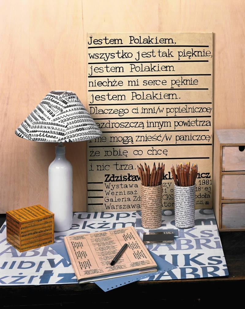 <B>Gazetami, fragmentami plakatów, wydrukami komputerowymi czy pojedynczymi literami możemy ciekawie i w prosty sposób ozdobić wiele domowych przedmiotów. Nie tylko do pokoju ucznia.</B> <BR />Tekturową podkładkę na biurko, zeszyt, pudełko, abażur lampy i plastikowe pojemniki na ołówki oklejamy komputerowymi wydrukami. Można użyć wydruków z regułami ortograficznymi albo wzorami matematycznymi, fizycznymi bądź chemicznymi - uczeń będzie je sobie mimowolnie utrwalał. Przedmioty warto pokryć brzbarwnym lakierem, tak by były trwałe i łatwe do czyszczenia. <B>Gazetami, fragmentami plakatów, wydrukami komputerowymi czy pojedynczymi literami możemy ciekawie i w prosty sposób ozdobić wiele domowych przedmiotów. Nie tylko do pokoju ucznia.</B> <BR />Tekturową podkładkę na biurko, zeszyt, pudełko, abażur lampy i plastikowe pojemniki na ołówki oklejamy komputerowymi wydrukami. Można użyć wydruków z regułami ortograficznymi albo wzorami matematycznymi, fizycznymi bądź chemicznymi - uczeń będzie je sobie mimowolnie utrwalał. Przedmioty warto pokryć brzbarwnym lakierem, tak by były trwałe i łatwe do czyszczenia.