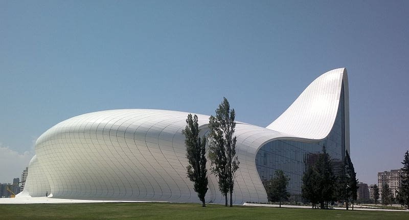 Nowy budynek Centrum Heydara Aliyeva projektu Zahy Hadid w Baku stanął w poniedziałek w płomieniach Nowy budynek Centrum Heydara Aliyeva projektu Zahy Hadid w Baku stanął w poniedziałek w płomieniach