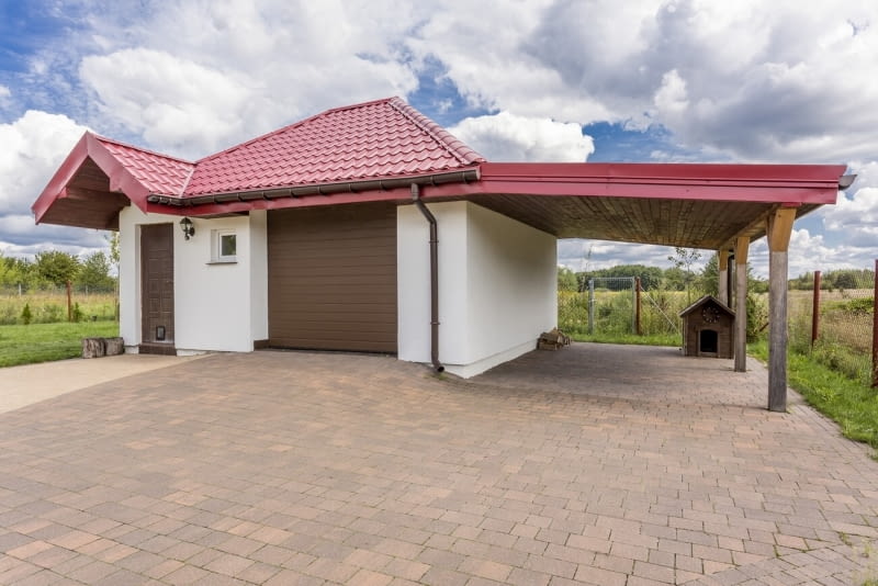 Wiata czy garaż? Porównujemy rozwiązania