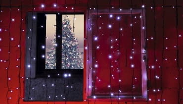 Odświętne oświetlenie ogrodu. W świąteczny wieczór nawet najskromniejsza elewacja domu może wyglądać niezwykle okazale. Wystarczy ją przesłonić świetlną kurtyną Red wall and window