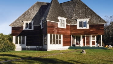 Dom stoi wśród łąk i gęstych lasów Hudson Valley. Marina, która najchętniej spędza czas w ogrodzie albo na zadaszonym ganku, w ulubionym błękitnym fotelu z lokalnego sklepu z antykami, pokochała tutejszą przyrodę i ciszę. - Pewnego razu jeleń dotarł prawie pod drzwi - opowiada. Innych gości artystka przyjmuje niechętnie. Ci, którzy ją odwiedzają, muszą respektować zasadę: zostań nie dłużej niż trzy dni. Dom stoi wśród łąk i gęstych lasów Hudson Valley. Marina, która najchętniej spędza czas w ogrodzie albo na zadaszonym ganku, w ulubionym błękitnym fotelu z lokalnego sklepu z antykami, pokochała tutejszą przyrodę i ciszę. - Pewnego razu jeleń dotarł prawie pod drzwi - opowiada. Innych gości artystka przyjmuje niechętnie. Ci, którzy ją odwiedzają, muszą respektować zasadę: zostań nie dłużej niż trzy dni.