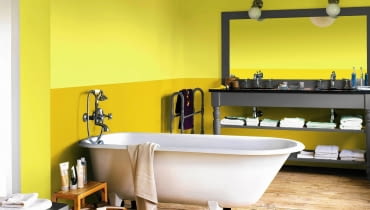 1: Nie bójmy się malowania ścian farbą. To rozwiązanie jest trwałe i można je śmiało stosować przy wannie, a nawet w kabinie prysznicowej (ale uwaga: tynk pod farbą nie może zawierać gipsu). łazienka, wanna, malowanie ścian