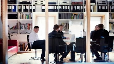 W ramach spotkań z cyklu Polska Bryła, naszymi gośćmi byli architekci z pracowni HS99. Wcześniej odwiedziliśmy ich siedzibę w Koszalinie. Zobacz jak pracują autorzy BRYŁY ROKU 2011 Już w czwartek, 25 października o 19:15 na Wydziale Architektury Politechniki Warszawskiej, odbędzie się wykład architektów z pracowni HS99. Zanim jednak to nastąpi, odwiedźmy ich siedzibę w Koszalinie