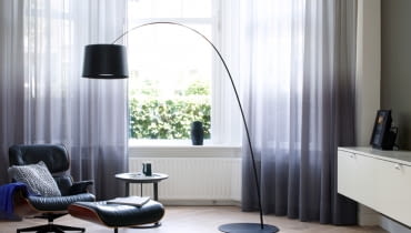 Modne są teraz jednokolorowe zasłony w neutralnych odcieniach, takich jak biele i szarości. Modne są teraz jednokolorowe zasłony w neutralnych odcieniach jak biele i szarości.