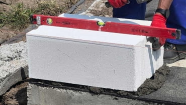 Współcześnie produkowane elementy murowe mają bardzo wysoką dokładność wymiarową, co sprzyja precyzyjnemu stawianiu ścian. By wykorzystać te cechy materiału, konieczne jest dokładne wypoziomowanie pierwszej warstwy muru. Podpowiadamy, jak można to zrobić stosując nieco inną technikę wykonania niż to jest zazwyczaj praktykowane. Współcześnie produkowane elementy murowe mają bardzo wysoką dokładność wymiarową, co sprzyja precyzyjnemu stawianiu ścian. By wykorzystać te cechy materiału, konieczne jest dokładne wypoziomowanie pierwszej warstwy muru. Podpowiadamy, jak można to zrobić stosując nieco inną technikę wykonania niż to jest zazwyczaj praktykowane.