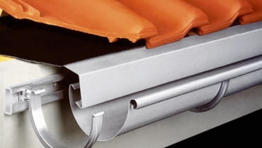 Rynny powinny być dostosowane nie tylko do powierzchni dachu, ale również do ilości opadów w rejonie, w którym stoi dom. DO JEDNORAZOWEJ PUBLIKACJI