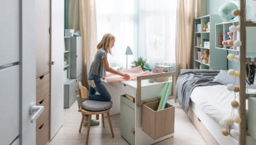 Biurko nie musi stać w tradycyjny sposób, pod oknem. Biurko na środku pokoju - odrobina szaleństwa i oryginalności na pewno spodoba się wymagającej nastolatce. Meble Vox