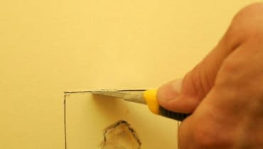 Wycinanie uszkodzonego fragmentu płyty gipsowo-kartonowej 12.09.2007 WARSZAWA - CZTERY KATY - USUWANIE DZIURY W SCIANIE CZTERY KATY FOT. ALBERT ZAWADA / AGENCJA GAZETA PUBLIKACJA CZTERY KATY NR 11 (193) - 11 2007