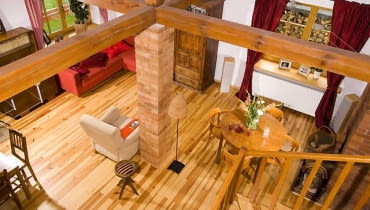 Z antresoli rozciąga się widok na salon - z tej perspektywy widać wyraźnie, jaki jest rozległy. Stąd można również podziwiać sosnową podłogę. Na belkach rozpięto linki z halogenami (to główne oświetlenie salonu). UWAGA PONOWNA PUBLIKACJA ZA ZGODA WLASCICIELI