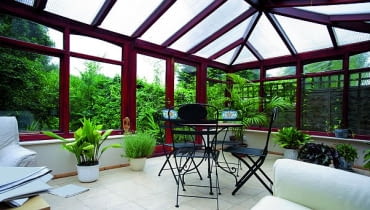 Ogród jako przedłużenie powierzchni mieszkalnej - pełni funkcję dodatkowego salonu ogród zimowy
