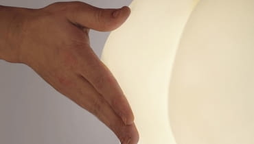 Lampa Slap - proj. Joseph Begley Joseph Begley, klaps, oryginalna lampa, lampa, lampa w kształcie pośladków