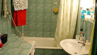 PRZED ZMIANĄ. Wystrój tej około trzymetrowej łazienki pamiętał czasy PRL-u. Kafelki w ponurym kolorze (tylko takie udało się wtedy kupić), zniszczone szafki z drzwiczkami, które się nie domykały. Do tego ciasno i niewygodnie. Krótko mówiąc, łazienka aż się prosiła o generalny remont. PRZED ZMIANĄ. Wystrój tej około trzymetrowej łazienki pamiętał czasy PRL-u. Kafelki w ponurym kolorze (tylko takie udało się wtedy kupić), zniszczone szafki z drzwiczkami, które się nie domykały. Do tego ciasno i niewygodnie. Krótko mówiąc, łazienka aż się prosiła o generalny remont.