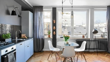 NEUTRALNE SZAFKI (z IKEA, uchwyty zamieniono na gałki z H&M Home) nabrały charakteru po wykończeniu ściany czarną mozaiką (Leroy Merlin). Wyżej - miedziany zegar DIY marki Ilva (cyfry i wskazówki przykleja się do ściany). Kuchnię oświetla kinkiet z ruchomym ramieniem (dobrelampy.pl). NEUTRALNE SZAFKI (z IKEA, uchwyty zamieniono na gałki z H&M Home) nabrały charakteru po wykończeniu ściany czarną mozaiką (Leroy Merlin). Wyżej - miedziany zegar DIY marki Ilva (cyfry i wskazówki przykleja się do ściany). Kuchnię oświetla kinkiet z ruchomym ramieniem (dobrelampy.pl).