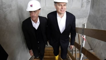 Przy brzegach Łaby wyrasta nowe miasto. W Hafencity powstają nowoczesne biurowce oraz apartamentowce, a także najnowszy budynek zaprojektowany przez szwajcarski duet architektoniczny Herzog & De Meuron. Nowa filharmonia wyrasta nad ceglanym magazynem. Budynek z pewnością stanie się nową ikoną miasta. Zobacz zdjęcia z wizyty architektów na placu budowy. Na zdjęciu Jacques Herzog i Pierre de Meuron wizytują budowę Filharmonii Elb Filharmonia w Hamburgu (Hafencity) projekt Herzog de Meuron