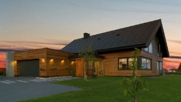 Szczególnie pięknie działka i dom prezentują się o zachodzie słońca dom na wsi