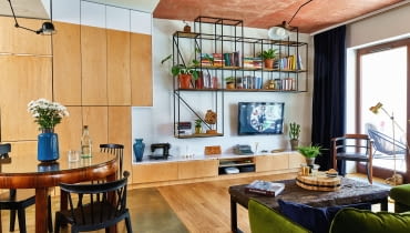 Betonowy sufit w salonie