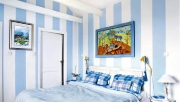 Nawet kosztownie urządzona, ale pozbawiona osobistych akcentów sypialnia przypomina zimny pokój hotelowy, w którym na próżno by szukać bezpiecznego azylu. Do tego bowiem konieczny jest klimat. <BR >SYPIALNIA: Jak w starej Anglii. Styl zwany romantycznym, rozpowszechniony na dawnej angielskiej prowincji, jak rzadko który opiera się modom. Oczywiście przybierał różne oblicza, ale zawsze tworzył we wnętrzach bardzo przytulny, sprzyjający odpoczynkowi klimat.